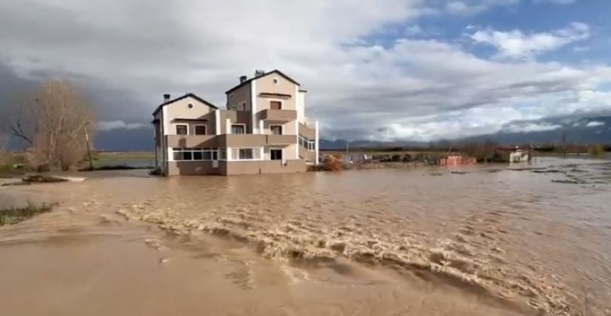 Prurjet e lumit Devoll kanë detyruar hapjen e portës së parë të emergjencës në Moglicë, priten përmb